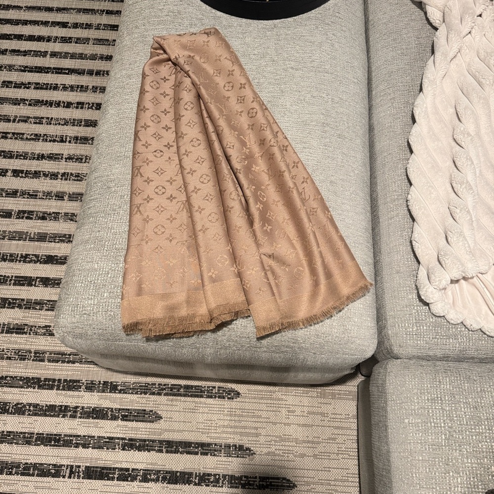 Louis Vuitton Monogram Shawl - Picture 3 of 11